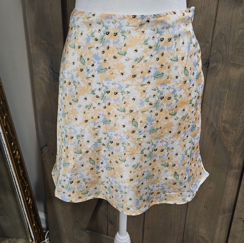 PRINCESS POLLY Fine lines mini Skirt floral blue/yellow. Size 4 NWT - Picture 11 of 16